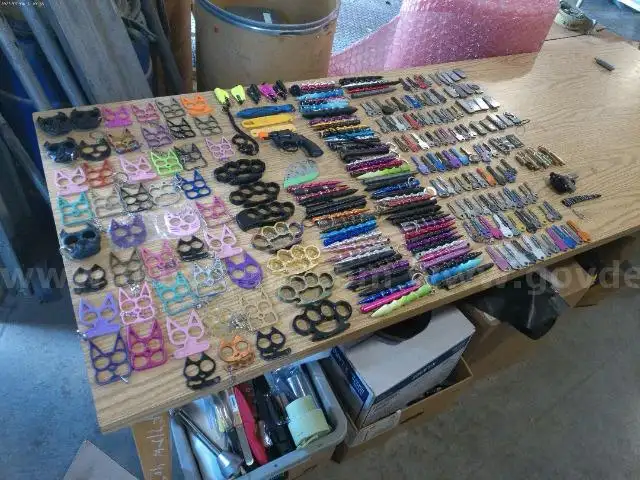 Lot of approx. 140 Personal Defense Devices and 114 Small Knives.