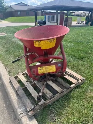Lot of (1) Cosmo Fertilizer Spreader P Model.