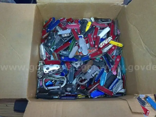 Lot of 17lbs of Small Swiss Army Knives.