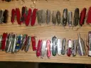 Lot of 200 Swiss Army Knives.
