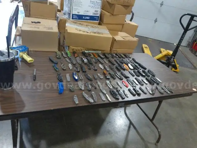 Lot of 100 Single Blade Knives.