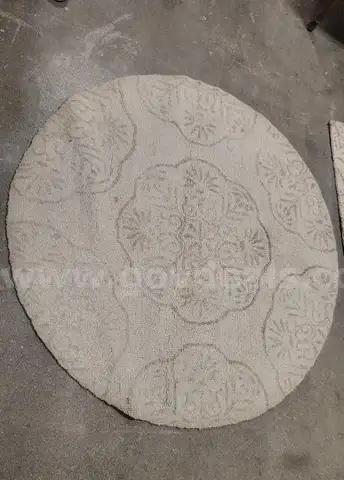 Lot of (1) Safavieh Bella Beige and Ivory 5&#x27; Round Rug.