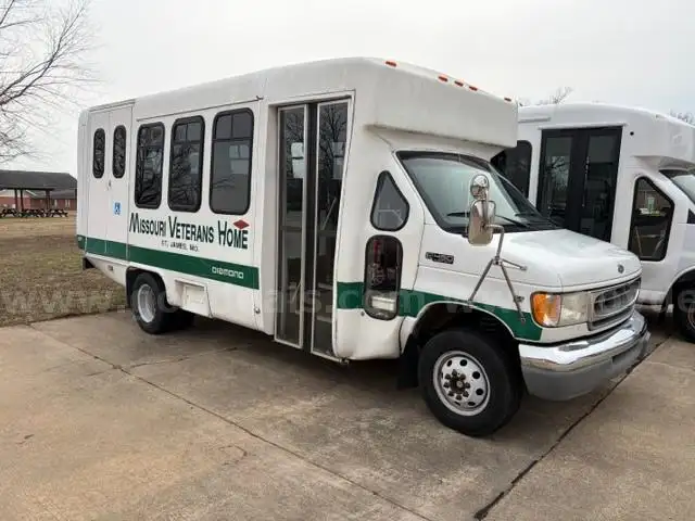 2001 Ford E-450 Bus with Wheelchair Lift.