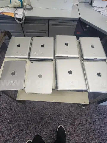 LOT OF 31 IPAD