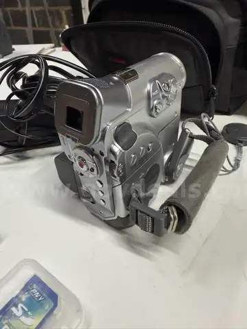 2 CAMERAS (1 DIGITAL &#x26; 1 FILM)