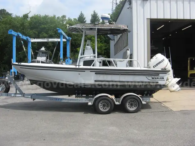 BOSTON WHALER BOAT 19&#x27;