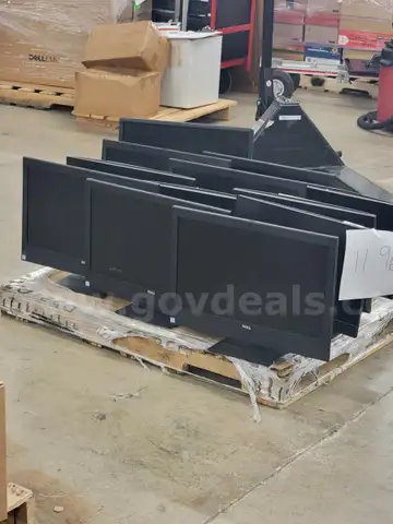 LOT OF 12 MONITORS