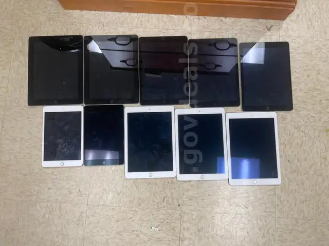 LOT of 10 Assorted Apple iPads
