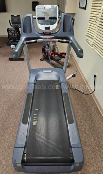 Precor 833 online treadmill