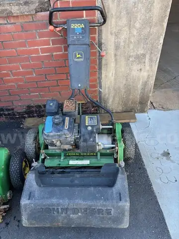 JOHN DEERE 220A