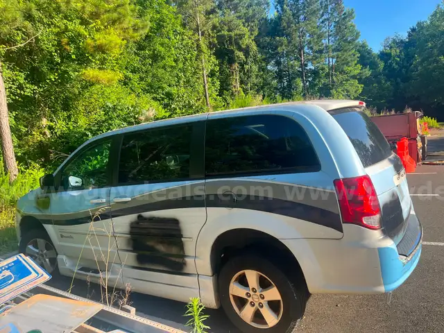 2014 Dodge Caravan SE with a Wheelchair Ramp