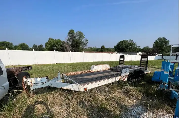 1 flatbed trailer