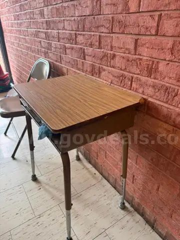1 lot tables, student desks