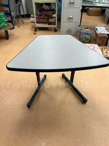 1 lot of tables