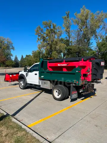 2017 Ford Super Duty F-550XL / Snow Plow / Salt Spreader / Chipper Box