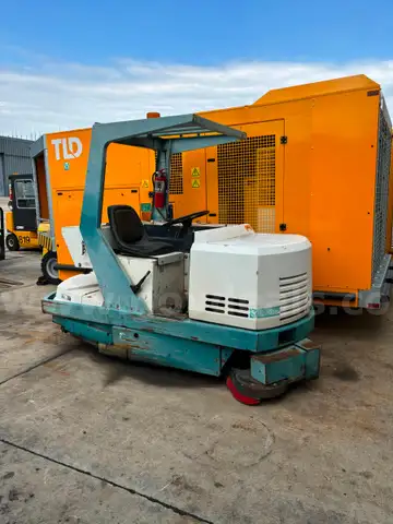 1992 Tennant 528 Ride on Floor Scrubber