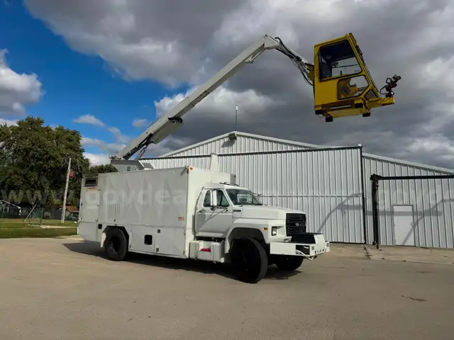 1996 Global 2100DLM Aircraft Deicer, Enclosed Basket, Type 1 and 4 fluid