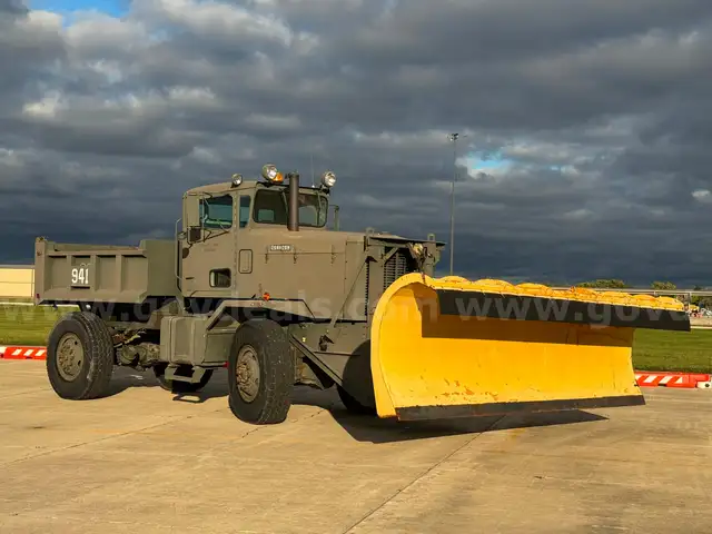 1989 Oshkosh WT-2206 with 16&#x27; Frink snowplow
