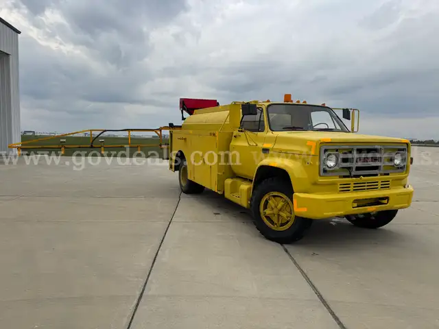 1978 GMC 6000 1200 Gallon Runway Deicer with 35&#x27; Spray Boom