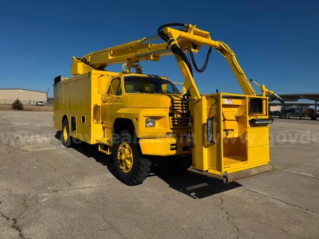1993 Ford F700 FMC Landoll TM1800 Aircraft De-icer