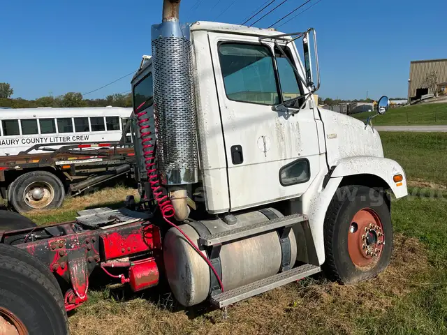 1999 Freightliner FL112