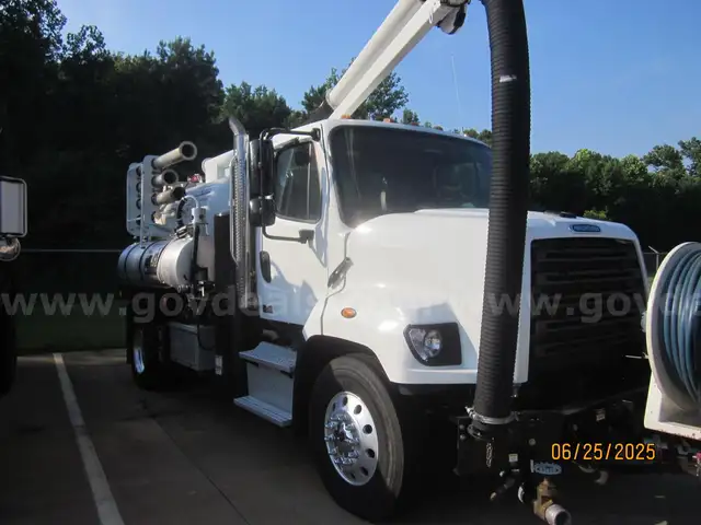 2017 Freightliner 108SDCummins L-6 Turbo Diesel model