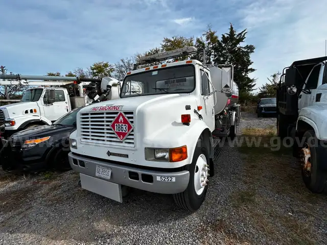2002 International 4700 AIRPLANE FUEL TRUCK 3000 Gallon Jet Fueler ONLY 18144 Miles