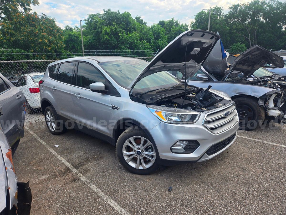 2019 Ford Escape Wrecked Need to Be Towed only 1860 Miles SALVAGE TITLE ...