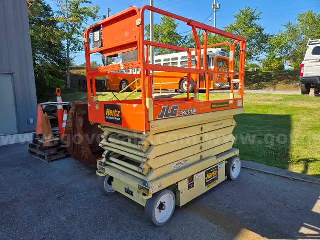 2002 JLG  30AM VERTICAL LIFT SCISSOR LIFT DOES NOT WORK Will need Batteries.
