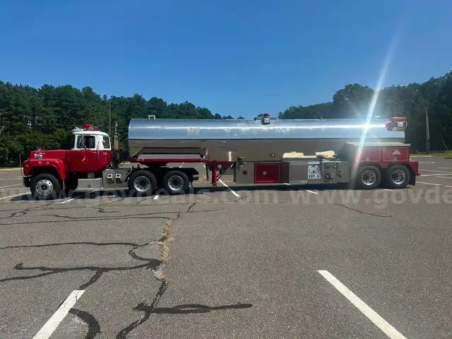 1990 Mack Tractor/6,000 gallon water tanker trailer
