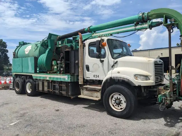 2011 Freightliner M2 106