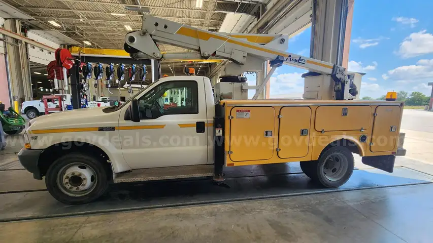 2003 Ford F-550 ArmLift Bucket Truck - TK141
