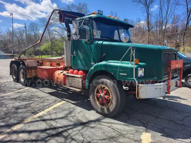 1999 VOLVO WG64 ROLL-OFF