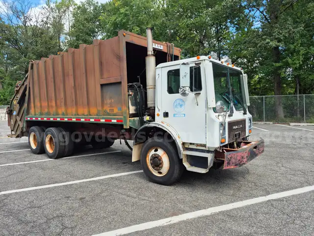 1997 Mack MR688S Garbage Truck w/Leach Packer