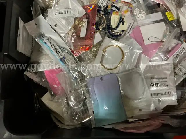 Jewelry: (AUG25-H042)