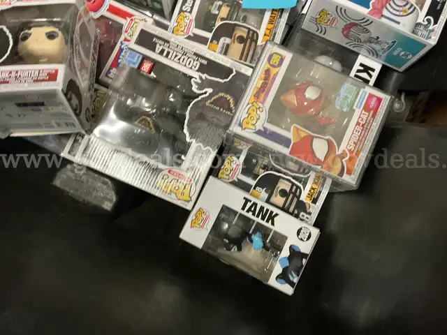 Collectibles: &#x22;Figurines&#x22; (OCT25-291)