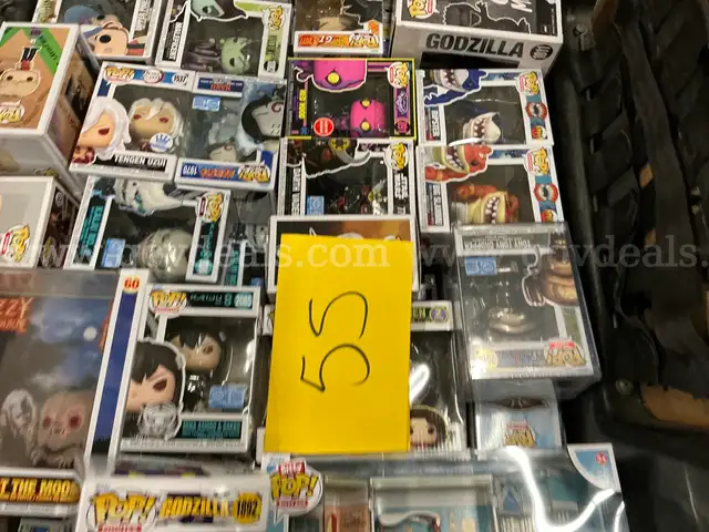Collectibles: &#x22;Figurines&#x22; (OCT25-1054X)