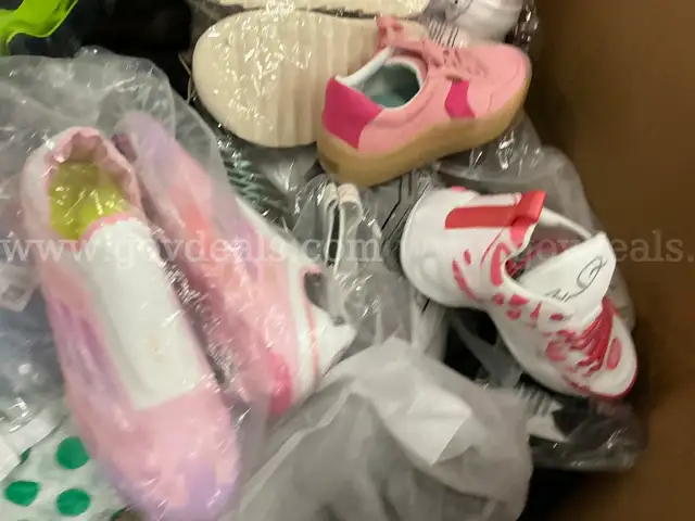 Apparel: Manually Sorted &#x22;Shoes, Handbags and Totes&#x22; (OCT25-1177X)