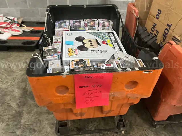 Collectibles: &#x22;Figurines&#x22; (NOV25-1278X)