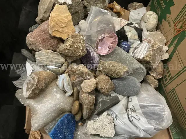 Collectibles: Decorative Stones & Rocks (DEC25-H040)