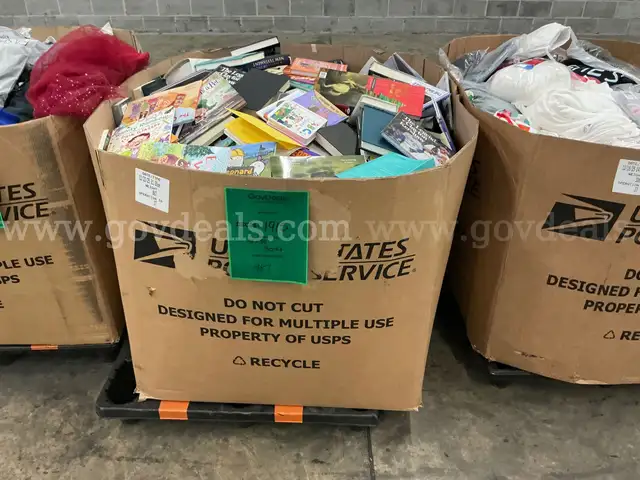 Books: Mixed "Hard and Soft Back" (DEC25-1915)