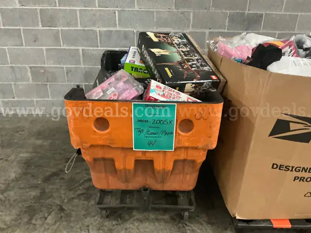 Collectibles: "Toys, Games and Puzzles" (DEC25-2005X)