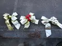 (47) USED GOLD HOLIDAY DECORATION BOWS