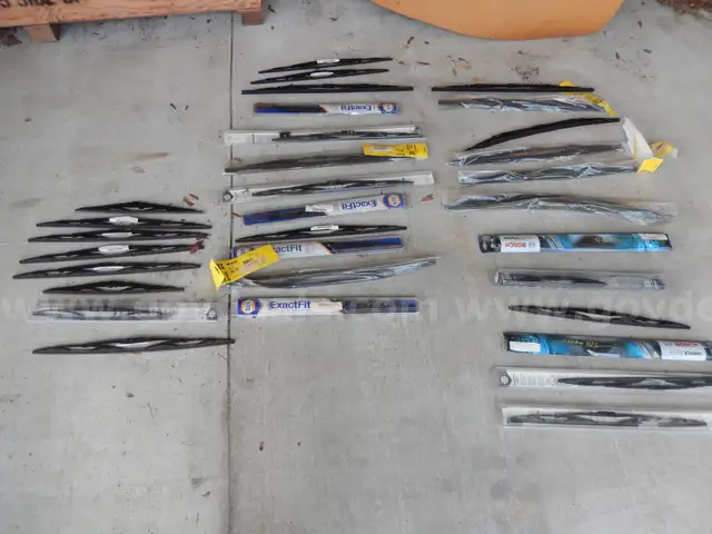 NEW/OLD STOCK (30) WINDSHIELD WIPERS BLADES HEAVY DUTY FOR BUSES AND TRUCKS