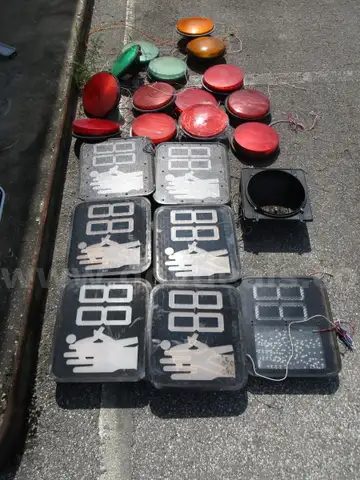LARGE BATCH OF USED TRAFFIC LIGHTS: (7) CROSSWALK SIGNALS; (14) LIGHTS