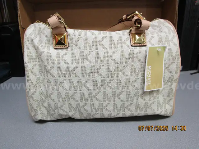 (1) NEW, VANILLA LG SATCHEL, 30T1MGYS3B