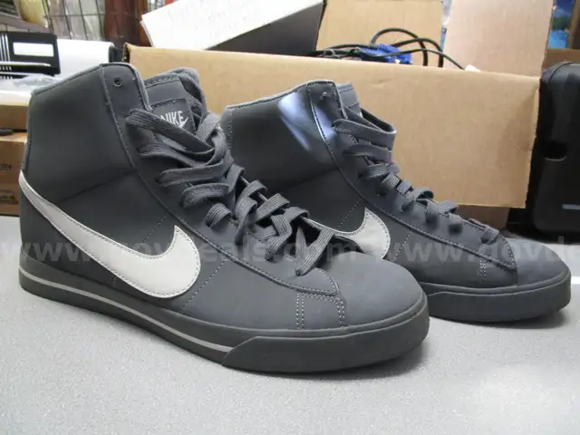 (1) USED PAIR 2-TONE GREY NIKE SHOES, SIZE 11