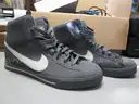 (1) USED PAIR 2-TONE GREY NIKE SHOES, SIZE 11