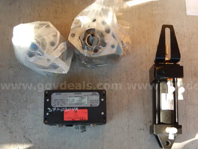 USED (1) HMF PNEUMATIC AIR CYLINDER BORE 3.25, (1) LIFT J-BOX LIFT-U RBLT 05 9003042,(2) DYNAMATIC LIMITED MOTOR HYD FAN