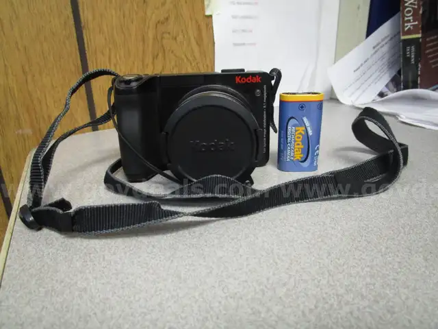 (1) USED BLACK, KODAK EASYSHARE Z8612 IS CAMERA W/ 2-KODAK BATTERIES
